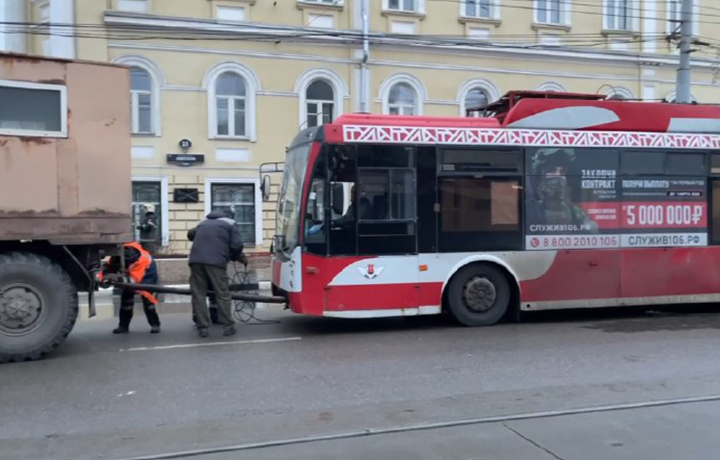 На улице Советской в Туле у горящего здания госпиталя оборвалась троллейбусная линия