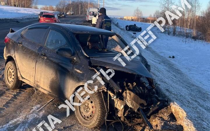 В результате аварии на Веневском шоссе в Туле в кювете перевернулась машина