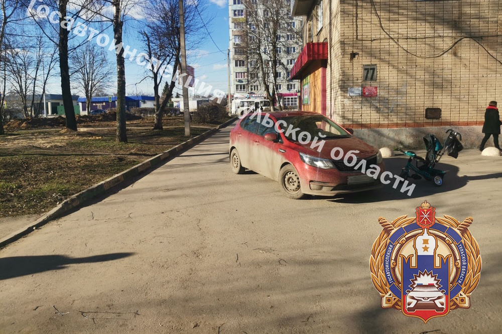 ﻿В Новомосковске Kia наехала на детскую коляску с ребенком внутри