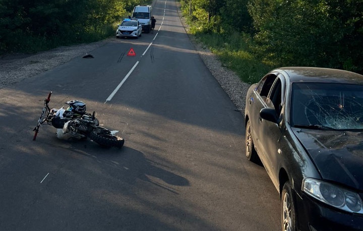 Двое подростков на кроссовом мотоцикле пострадали в ДТП под Тулой