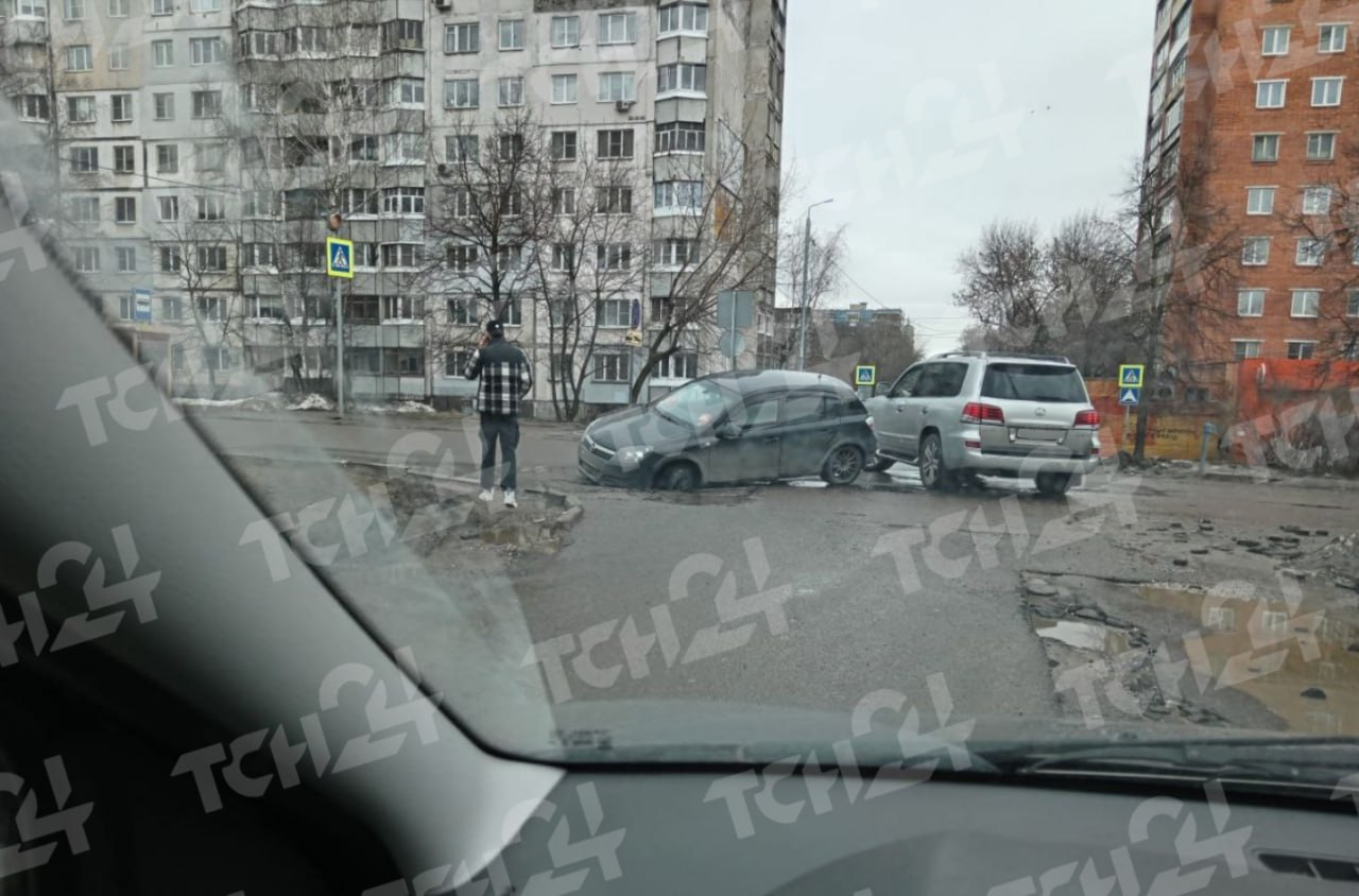 На перекрестке улиц Кирова и Епифанской в Туле автомобиль провалился в люк  — ТСН 24