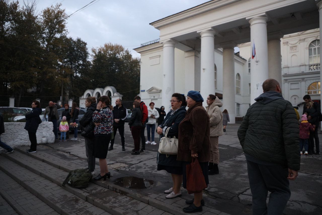 В тульском ДК «Металлургов» собралось больше 100 человек у пункта сбора мобилизованных