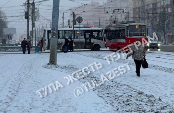 В Туле автобус протаранил трамвай