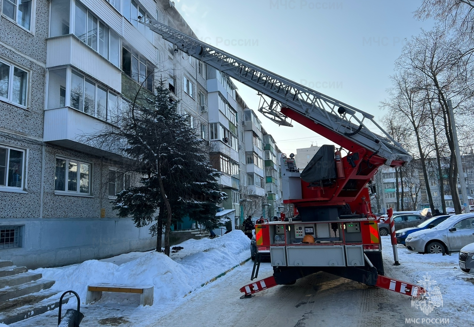 Из пожара в многоквартирном доме в Новомосковске на улице Генерала Белова спасли двоих человек