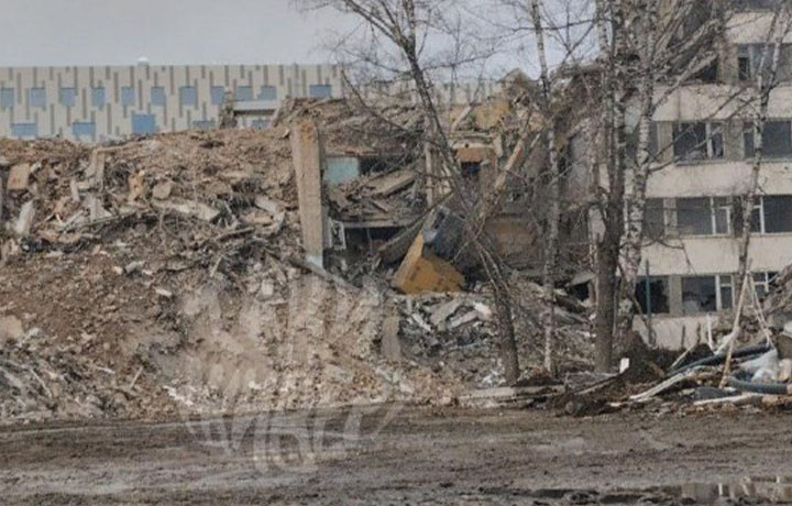 В Туле при сносе бывшей «Типографии» и Concert Hall рухнул экскаватор В Туле при сносе бывшей «Типографии» и Concert Hall рухнул экскаватор