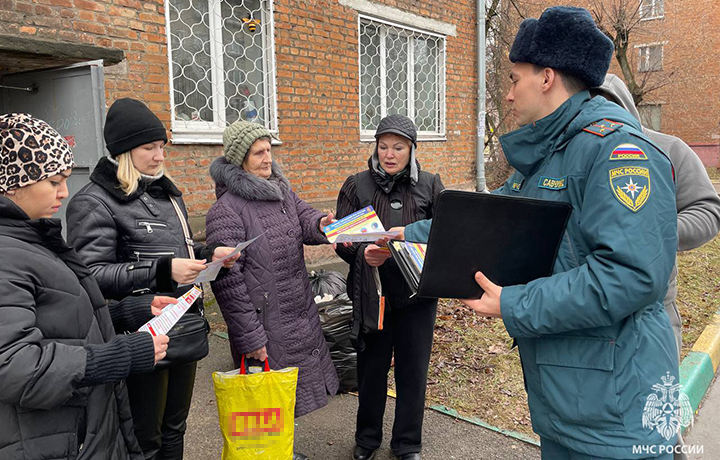 Сотрудники МЧС провели обход жильцов дома на улице Металлургов в Туле, где произошло два пожара