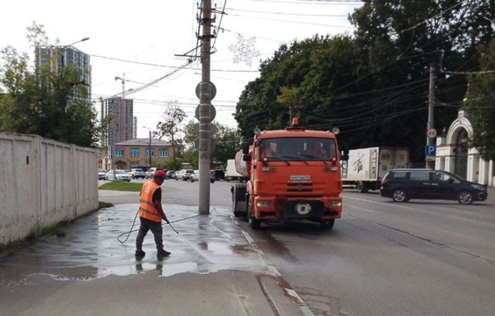 В Туле продолжается уборка и мойка дорог и тротуаров