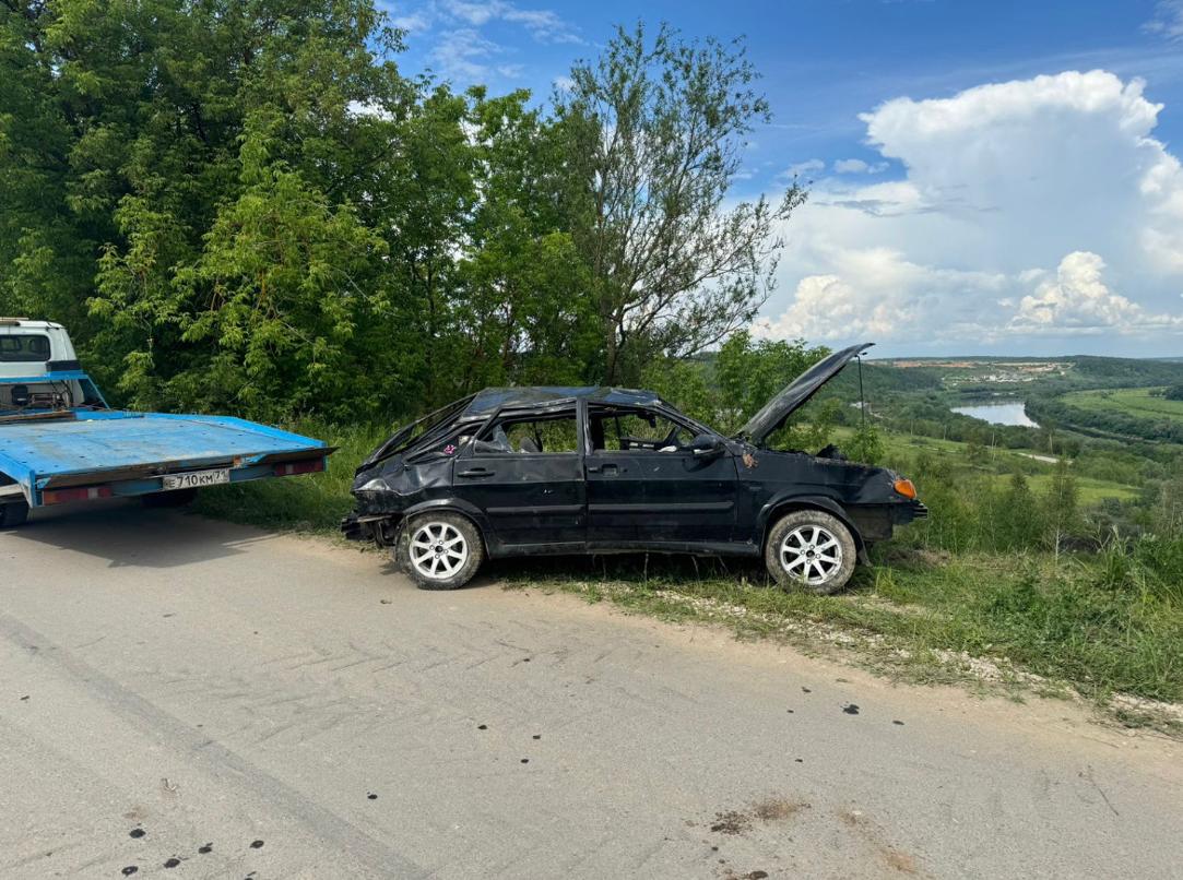 В Алексине 23-летний водитель без прав опрокинулся на ВАЗе и отправил своего пассажира в больницу