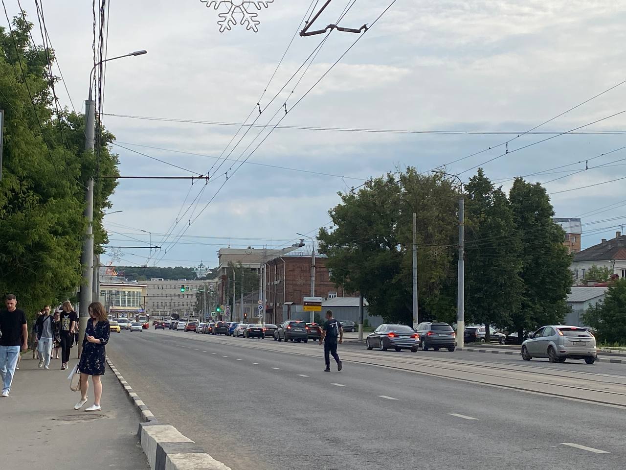 В Туле заметили мужчину, который набрасывается на проезжающие автомобили