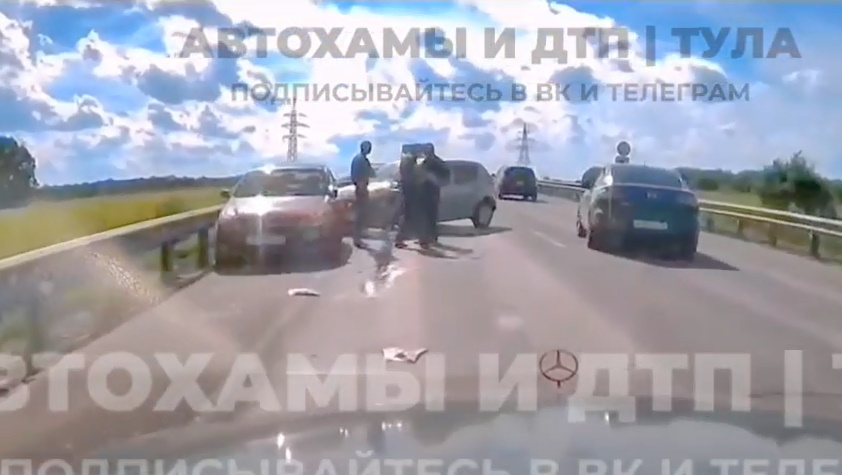 ﻿Опубликовано видео с места тройного ДТП на Калужском шоссе в Туле