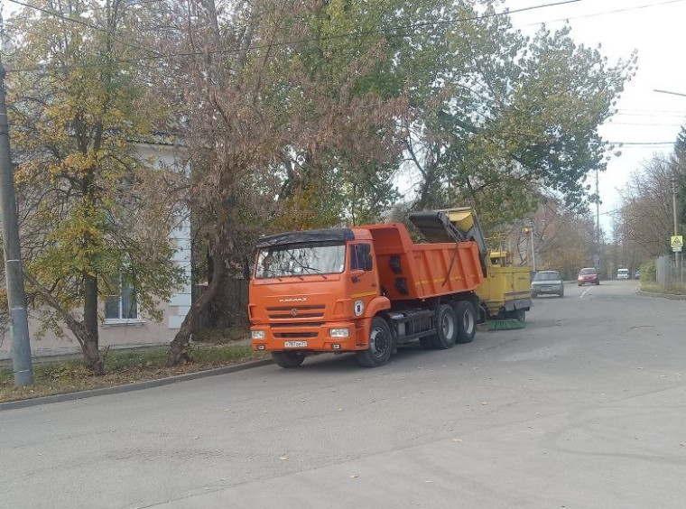 В Туле 24 октября продолжается уборка дорог и тротуаров