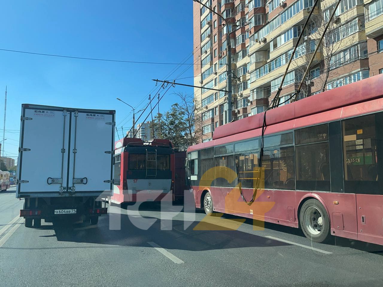 На Зеленстрое в Туле собралась пробка из-за ДТП с троллейбусом и фурой