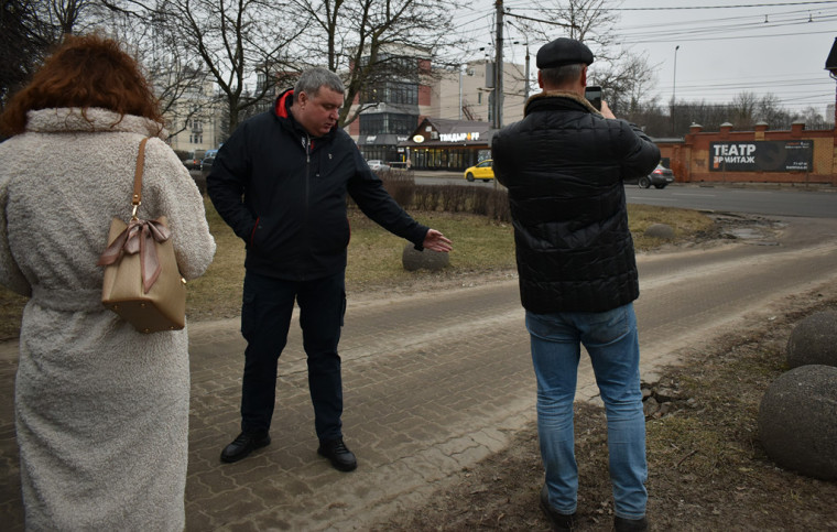 Илья Беспалов проверил состояние тротуаров, газонов и фасадов зданий в центре Тулы