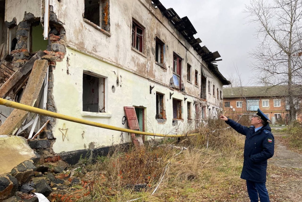 Администрацию Суворовского района обязали оградить и снести заброшенный дом