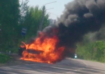 Машина загорелась рядом с остановкой около села Частое в Тульской области