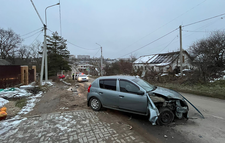 Водитель без прав врезался на «Рено» в опору ЛЭП в Туле