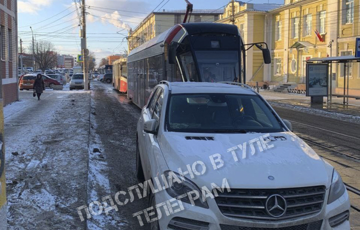 Припаркованная иномарка заблокировала движение трамваев на улице Коминтерна в Туле