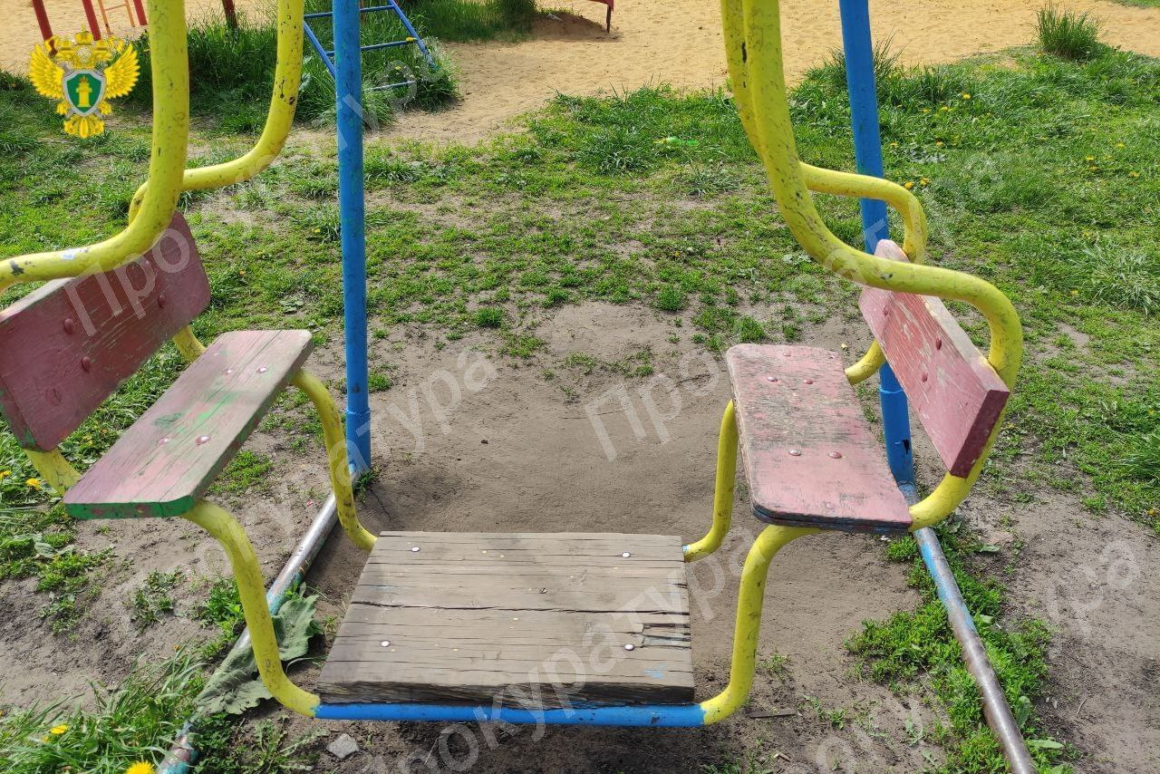 На 14 детских площадках Богородицка нашли опасное оборудование