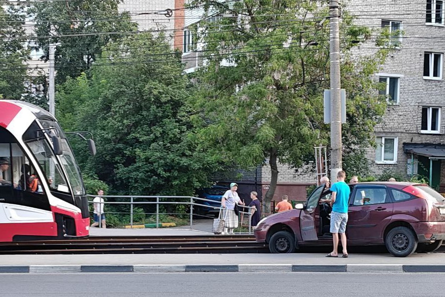 ﻿Иномарка вылетела на трамвайные пути на улице Волкова в Туле