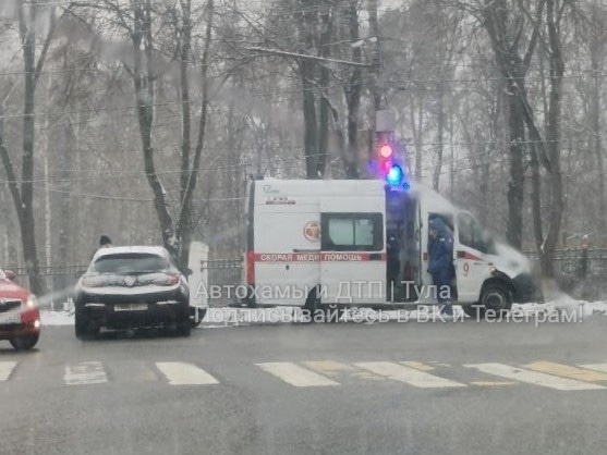 Автомобиль "скорой помощи" попал в ДТП на улице Первомайской в Туле