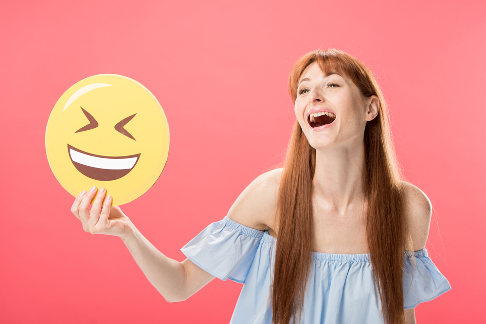 Помогают перенести боль, похудеть и снизить тревожность: в минздраве рассказали, чем полезны улыбка и смех