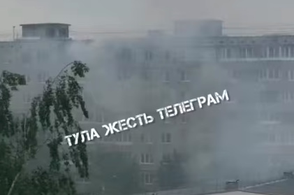 В многоэтажном доме на улице Революции в Туле загорелась квартира