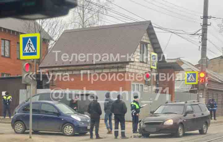 В Туле две машины столкнулись на пересечении улиц Льва Толстого и Оборонной