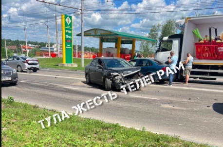 На Октябрьской улице в Туле перегородили все полосы из-за массового ДТП