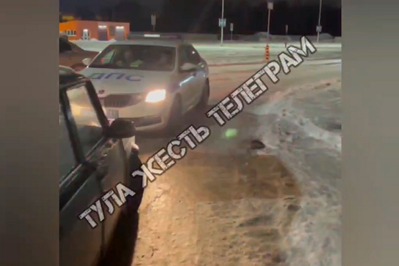 У торгового центра «Макси» в Туле произошло ДТП с участием «ВАЗа» и машины ДПС