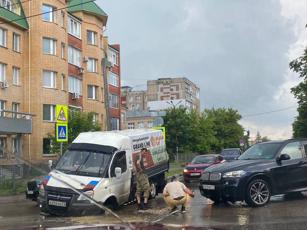 На Пушкинской улице в Туле газель провалилась под землю — ТСН 24