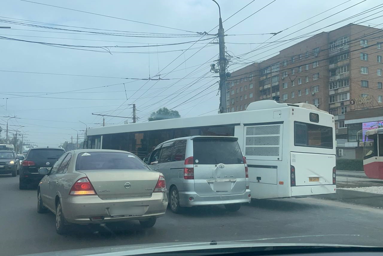 На проспекте Ленина в Туле собралась пробка из-за ДТП с иномаркой и  автобусом — ТСН 24