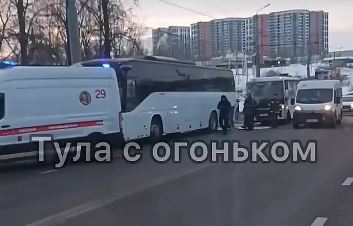 В Туле при утреннем ДТП с тремя автобусами на улице Октябрьской пострадали 12 человек