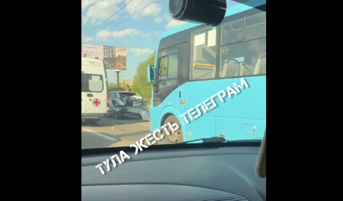 Восточный обвод в Туле встал в сильной пробке из-за ДТП