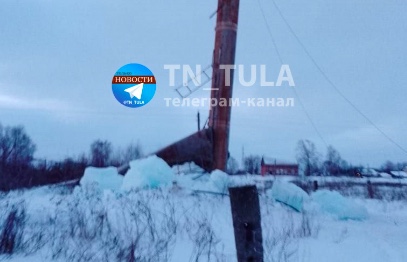 В селе Смородино Узловского района Тульской области рухнула водонапорная башняv
