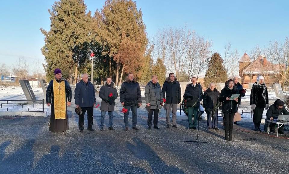 Тульские депутаты приняли участие в возложении цветов к мемориалу защитникам Тулы