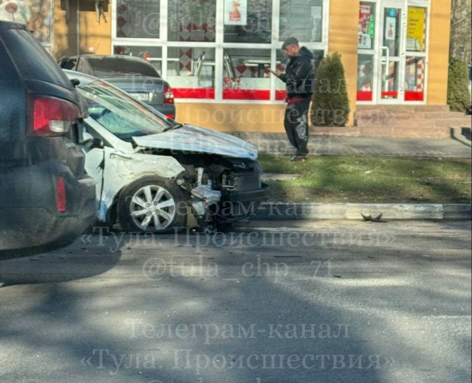 В Туле на улице Октябрьской столкнулись «Киа Рио» и «Лада Приора» - есть пострадавший