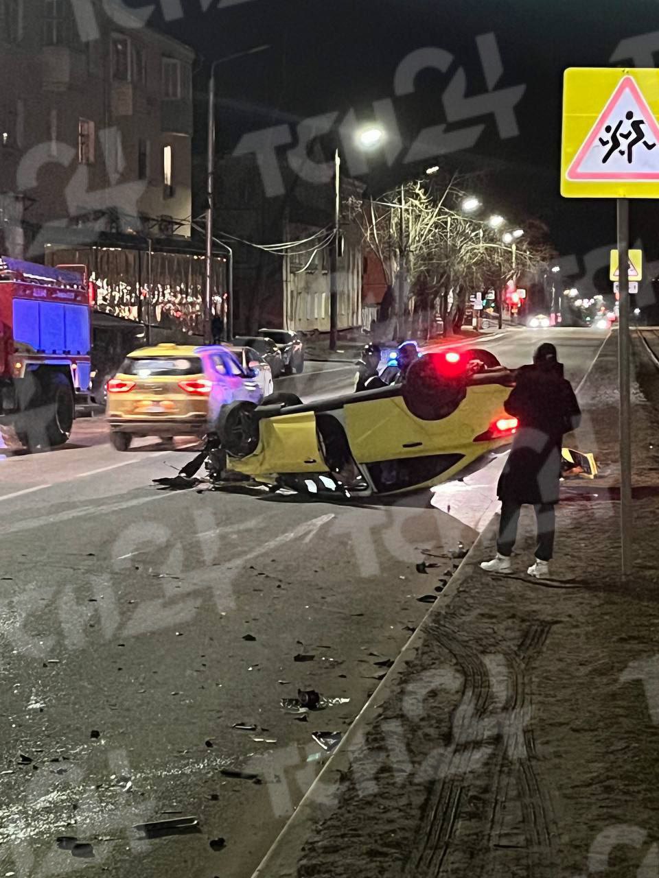 Автомобиль такси перевернулся на пересечении улиц Металлургов и Волкова в Туле