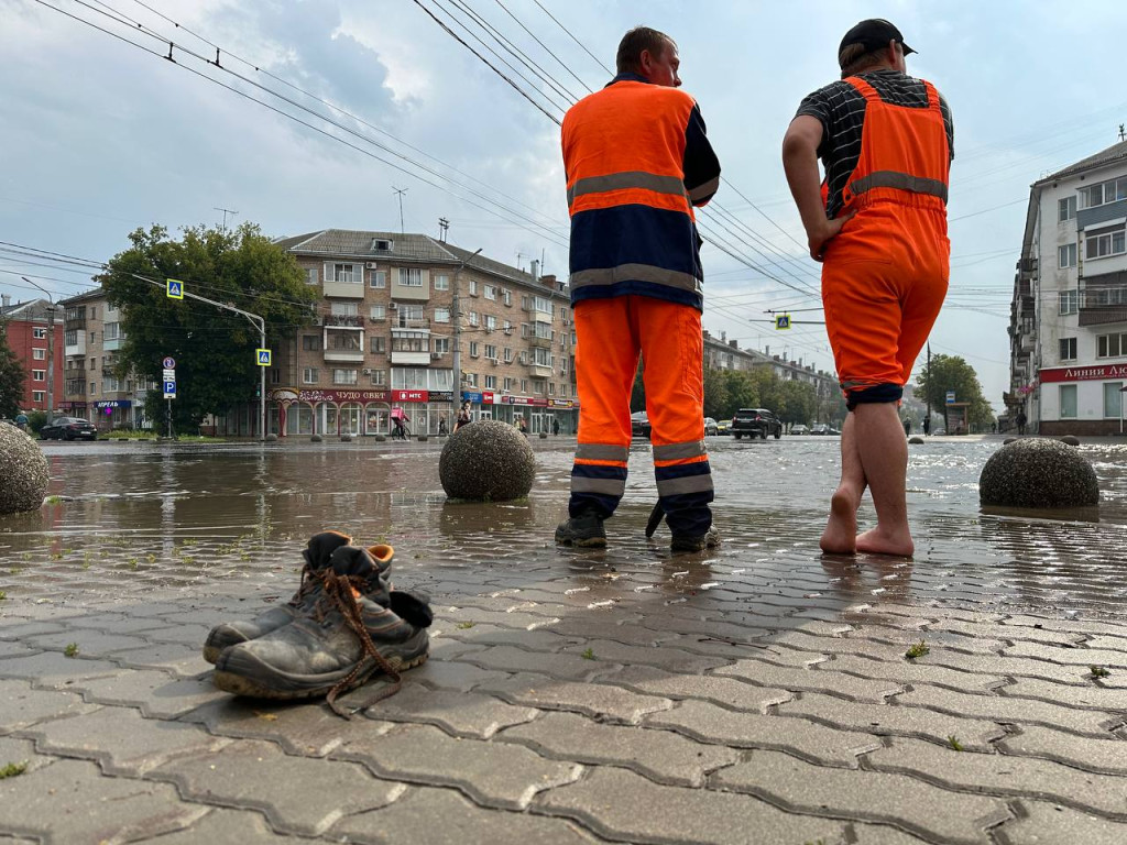 На Красноармейском проспекте в Туле образовался потоп после дождей — ТСН 24