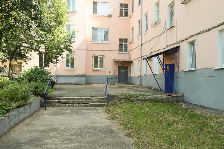 Илья Беспалов проверил ремонт детской поликлиники, двора и школы в Туле