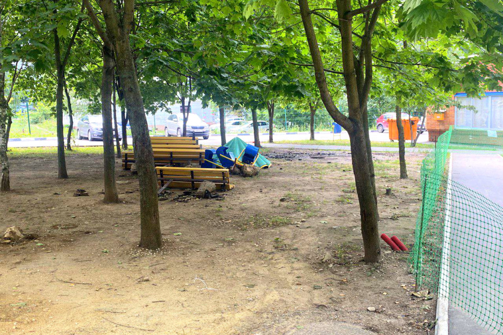 В двух дворах Тулы устанавливают новые детские площадки