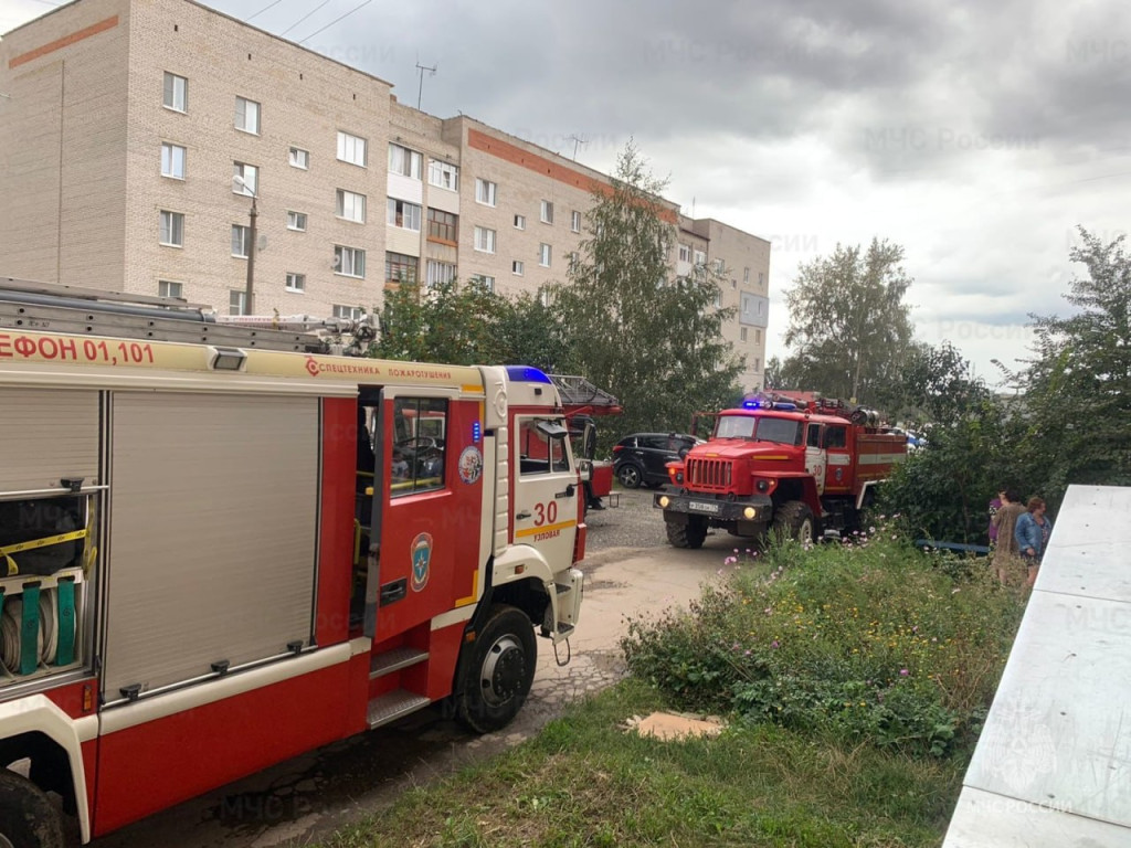 В Узловой загорелась жилая пятиэтажка: спасатели эвакуировали девять  человек — ТСН 24