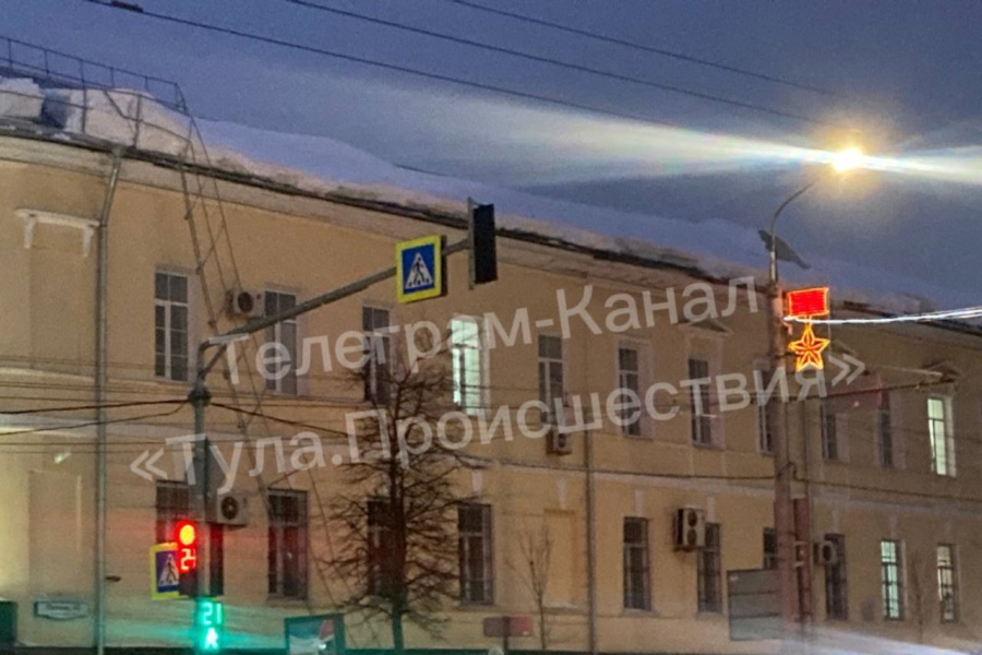 ﻿С крыши здания на проспекте Ленина в Туле рухнуло ограждение