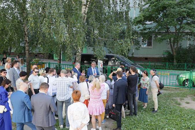 Дмитрий Миляев проверил ход благоустройства двора в Пролетарском районе Тулы