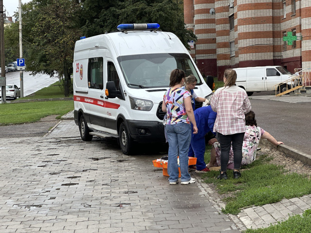 Прохожие и медики помогли тулячке, ударившейся головой об бордюр на улице  Дмитрия Ульянова — ТСН 24