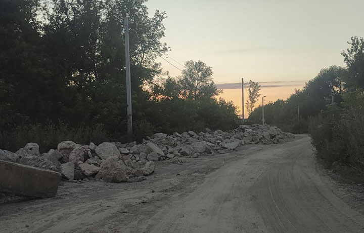 В тульском Мясново вдоль дороги выгрузили кучи строительного мусора