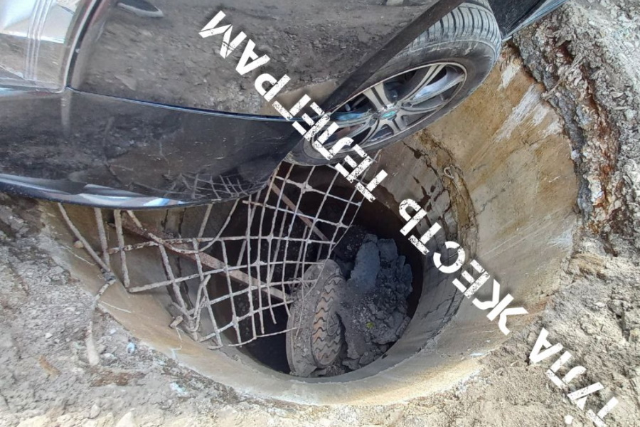 Машина провалилась колесом в канализационный люк в одном из дворов Тулы