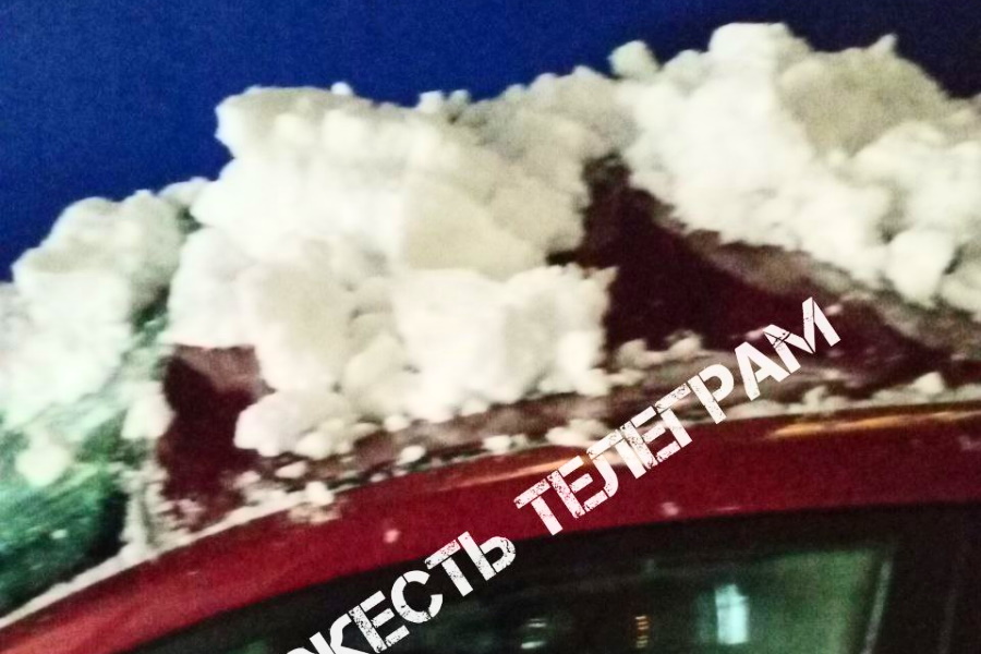 В Туле сошедший с крыши здания снег повредил две машины