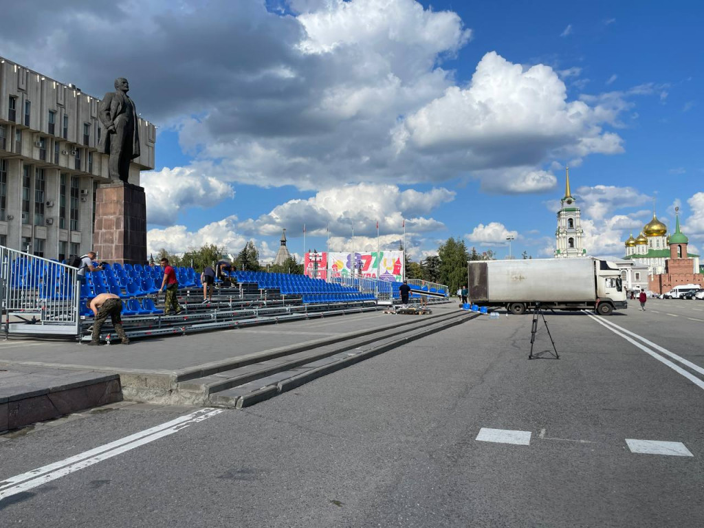 На площади Ленина в Туле начали монтировать сцену и трибуны ко Дню города —  ТСН 24