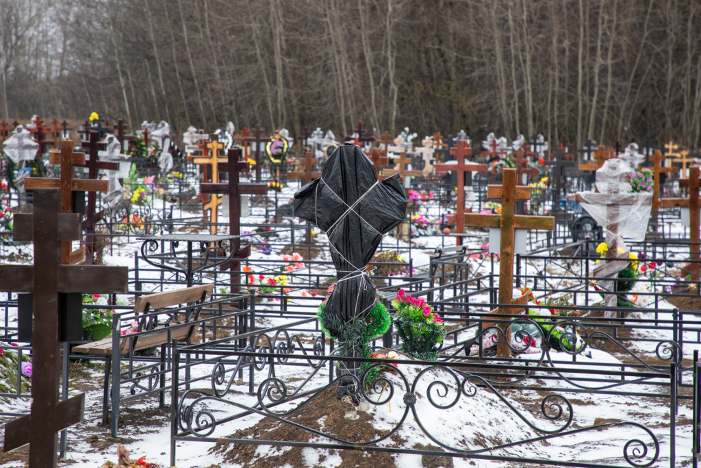 Тульское кладбище. Городское кладбище 1 Тула. Кладбище в Ефремове. Свежая могила с крестом.