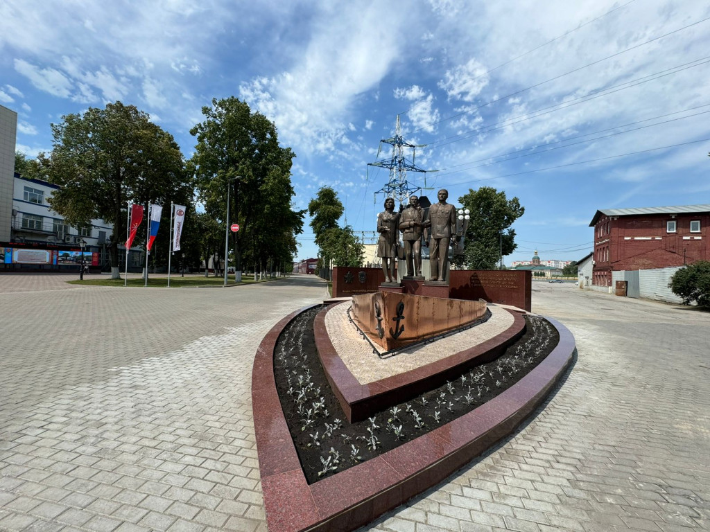 Тульским машиностроителям посвятили бронзовый монумент "Туламашзавод"
